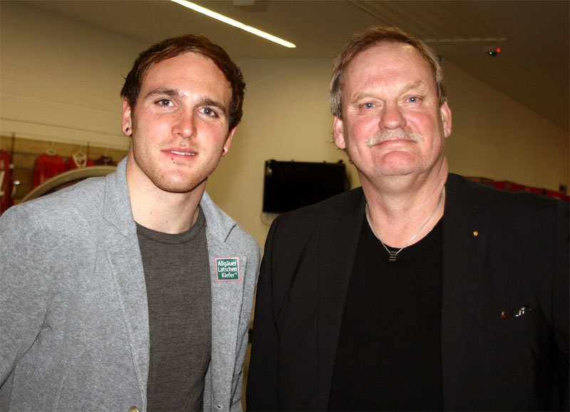  Zwei Torhüter-Generationen vereint: Links Tobias Sippel (Jahrgang 1988) rechts Ronnie Hellström (Jahrgang 1949).