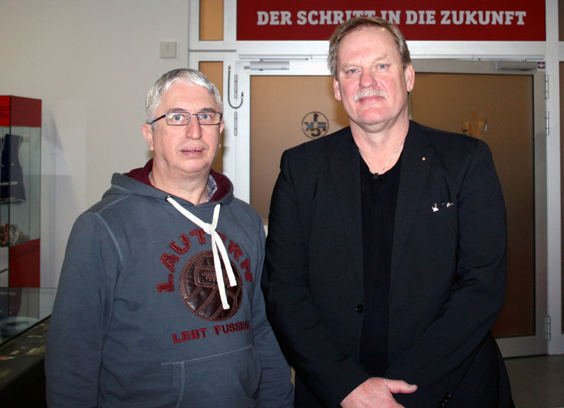  Gemeinsam in Erinnerungen schwelgen: Torhüter-Legende Ronnie Hellström und Fairplay-Schriftführer Erich Huber (Foto: Walter Czech).