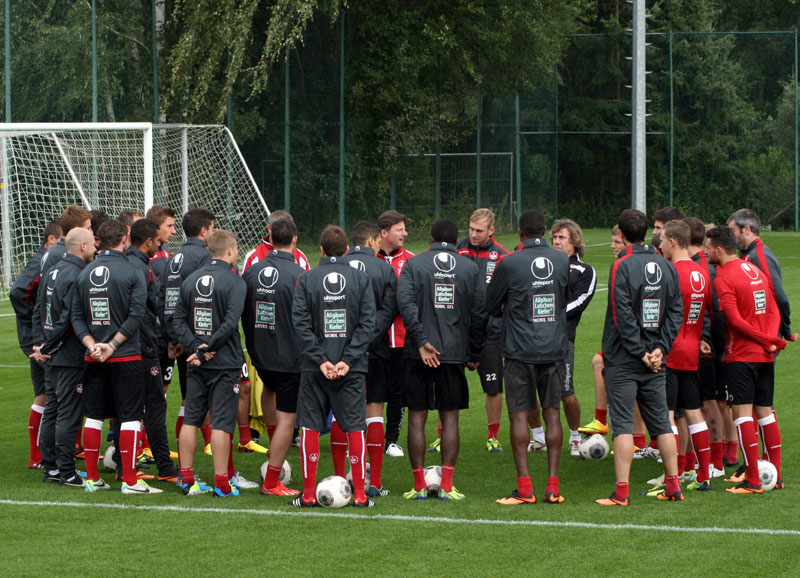  Die erste Ansprache des neuen Coachs Kosta Runjaic an sein Team – alle hörten andächtig zu!