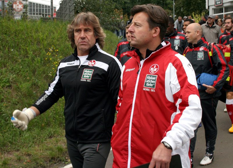  Kosta Runjaic zusammen mit Torwarttrainer Gerry Ehrmann auf dem Weg zum Trainingsplatz.