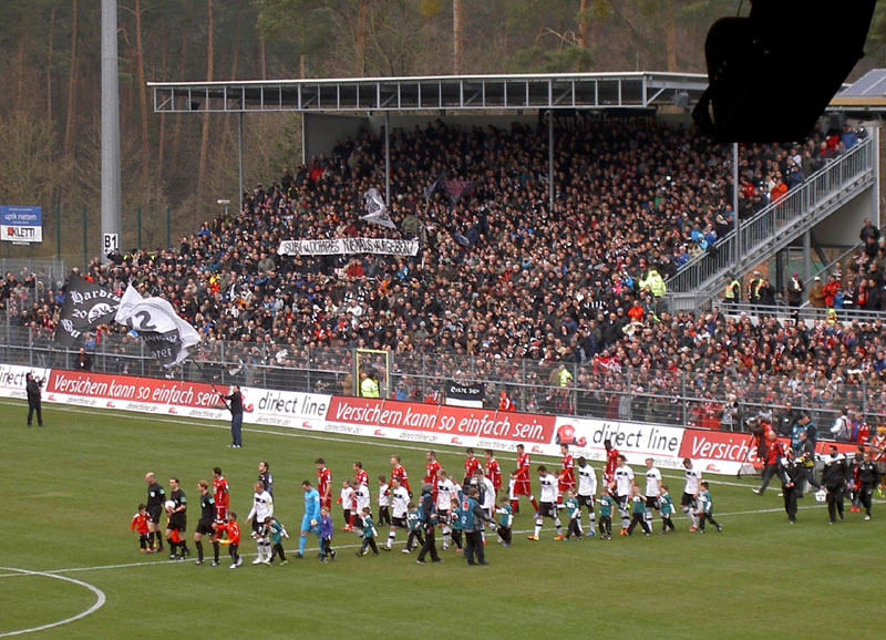  Die Mannschaften kommen, das Spiel kann gleich vor ausverkauftem Haus beginnen.