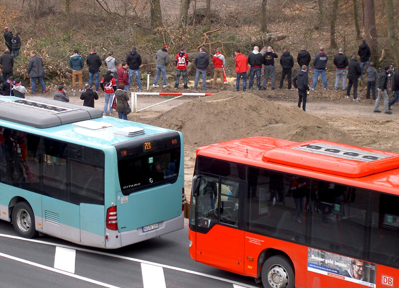 Wem fällt da nicht gleich das Lied ein „Der ganze Bus muss Pipi“? (von Libero 5, erschienen am 15. 2. 2010).