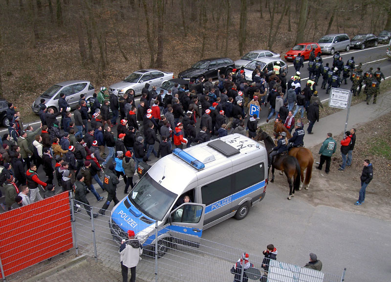  Menschenunwürdig: So wurden die FCK-Anhänger zum Stadion geführt.