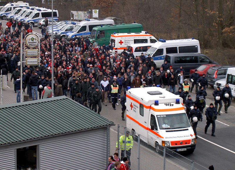 Menschenunwürdig: So wurden die FCK-Anhänger zum Stadion geführt.