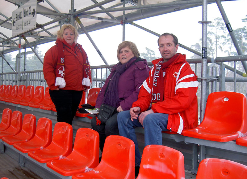 Früh nahmen die Fairplay-Mitglieder ihre Plätze auf der Stahlrohrtribüne im “Hardtwaldstadion” von Sandhausen ein.