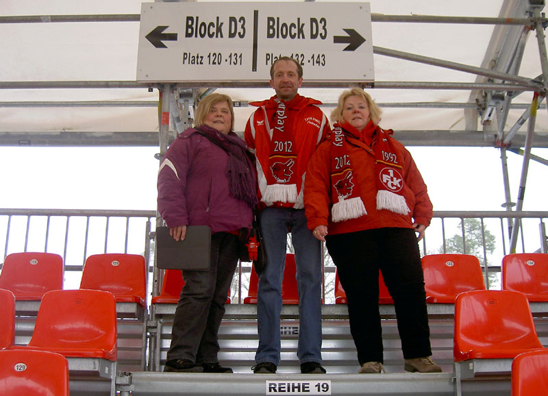 Premiere: Fairplay-Mitglieder im „Hardtwaldstadion“ von Sandhausen.