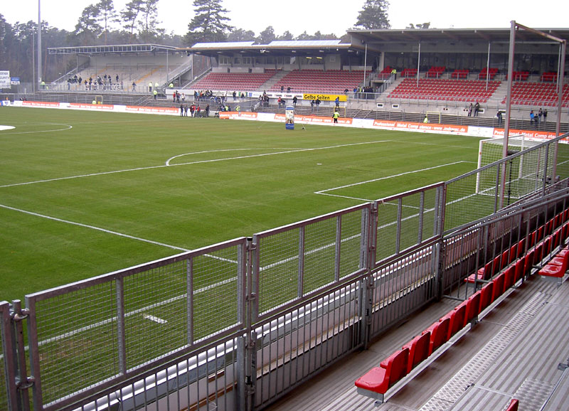  Mit gutem Willen Zweitliga-tauglich: Das „Hardtwaldstadion“ in Sandhausen.