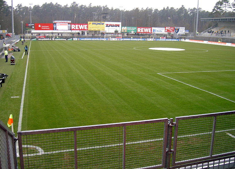 Mit gutem Willen Zweitliga-tauglich: Das „Hardtwaldstadion“ in Sandhausen.