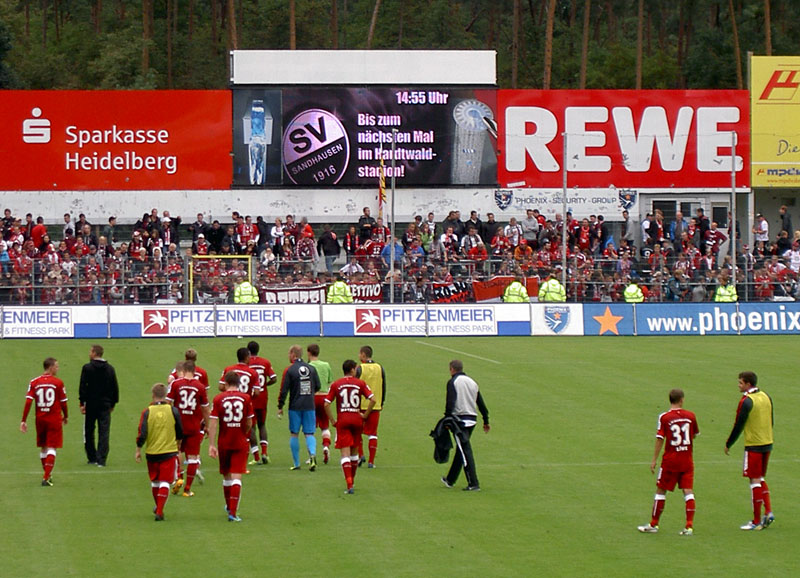 Betröppelt schlichen die FCK-Profis zu ihren Fans. Sie ließen ihren engagierten Trainer Oliver Schäfer eiskalt im Stich!