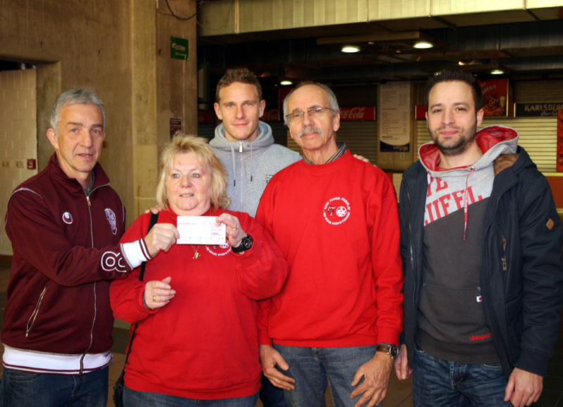  Scheckübergabe der beiden Organisatoren der „Lauterer Sport-Souvenir-Börse“, Rolf Conrad (2.v.r.) und Thomas Butz (links) im Beisein von 1. FCK-Profi Marcel Gaus (3.v.l.) und 1. FCK-Fanbetreuer Christoph Schneller (rechts) an die Fairplay Vorsitzende Helga Huber zu Gunsten des Fanclub eigenen „Rollstuhl-Sonderkontos“.