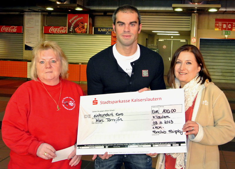  Scheckübergabe vom “Spieler der Saison 2012/13“, dem 1. FCK Mannschaftskapitän Marc Torrejón an Eva Estornell-Borrull (rechts) vom Projekt „Papa/Mama hat Krebs“ im Beisein der Fairplay Vorsitzenden Helga Huber (links).