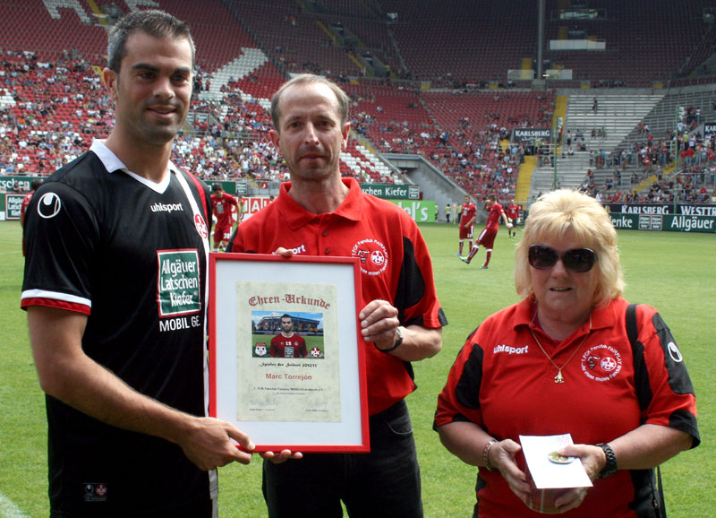  Ehrung „Spieler der Saison 2012/13“ im Rahmen des Stadionfestes: Von links der Sieger Marc Torrejón, Fairplay-Mitglied Manfred Müller und die Fairplay-Vorsitzende Helga Huber.