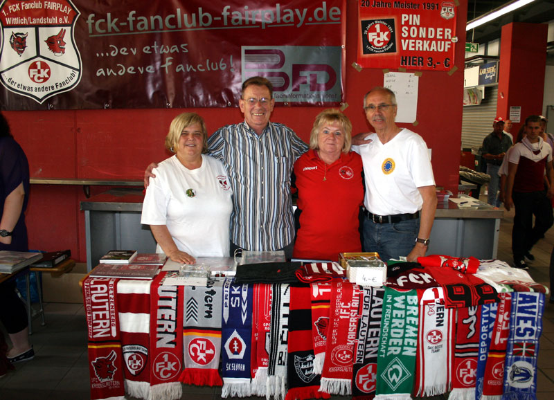  Der Fairplay-Stand bei der 15. „Internationalen Sport Souvenir Börse“. Von links „Button-Sponsor“ Gabi Ochotta, Fairplay-Ehrenmitglied Norbert Thines, die Vorsitzende Helga Huber und Organisator Rolf Conrad.