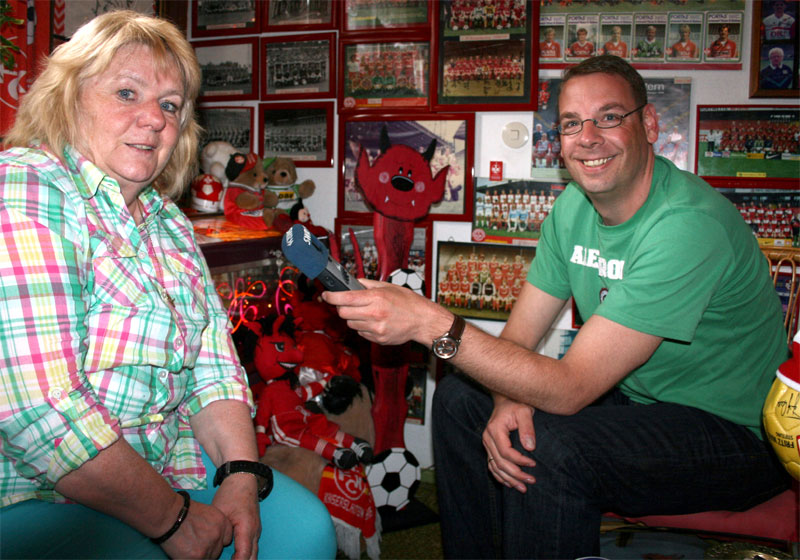  Interview in “de Betze-Stubb”: Radio-Reporter Frank Mühlenbrock bei der Arbeit.