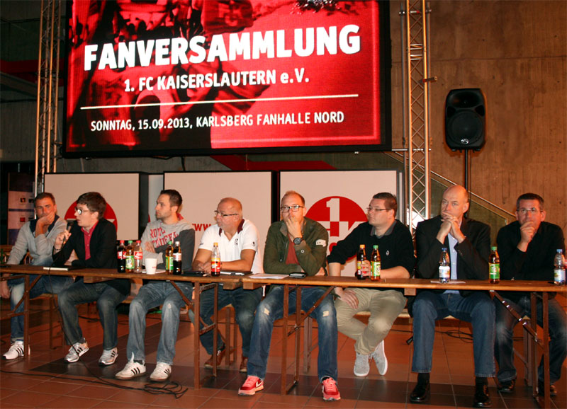 Blick auf das Podium bei der Fanversammlung vor der Neuwahl: Von links Stefan Kuntz, Fritz Grünewalt, Christoph Schneller, Werner Bohl, Sascha Kempf, Sebastian Scheffler, Johan Somers und Nino Gagliano.