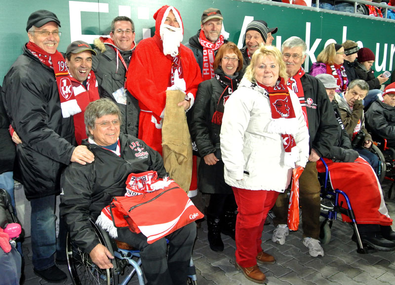 Gute Laune bei allen Beteiligten: Die traditionelle „Weihnachts-Geschenk-Aktion“ machte jedem viel Spaß. Auf dem Foto fehlt 1. FCK-Team-Manager Roger Lutz, der dem Bescherungs-Tross unter Termindruck voran eilte.