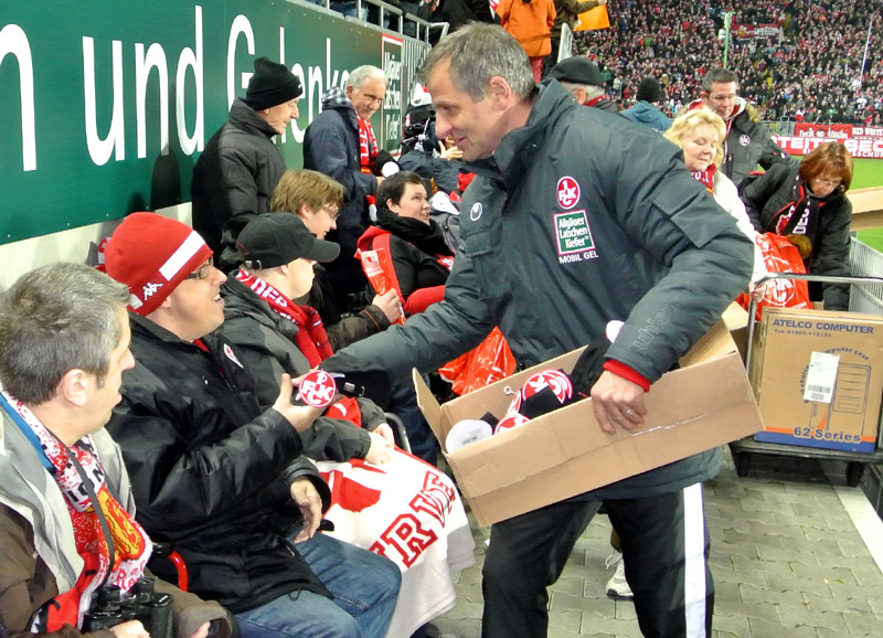 1. FCK-Team-Manager Roger Lutz beim Verteilen der Caps an die Rollstuhlfahrer im „Fritz-Walter-Stadion“.