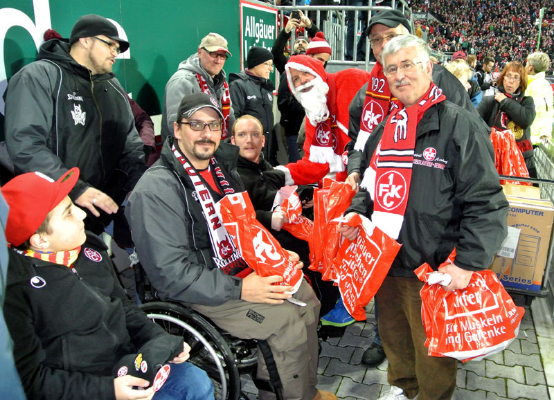  Auch Aktive der „Rolling Devils“ (Rollstuhl-Basketball, punktverlustfreier Spitzenreiter der 2. Bundesliga) wurden von den Fairplay-Mitgliedern beschenkt. In der Bildmitte ist deren Abteilungsleiter Sascha Gergele (mit Brille).