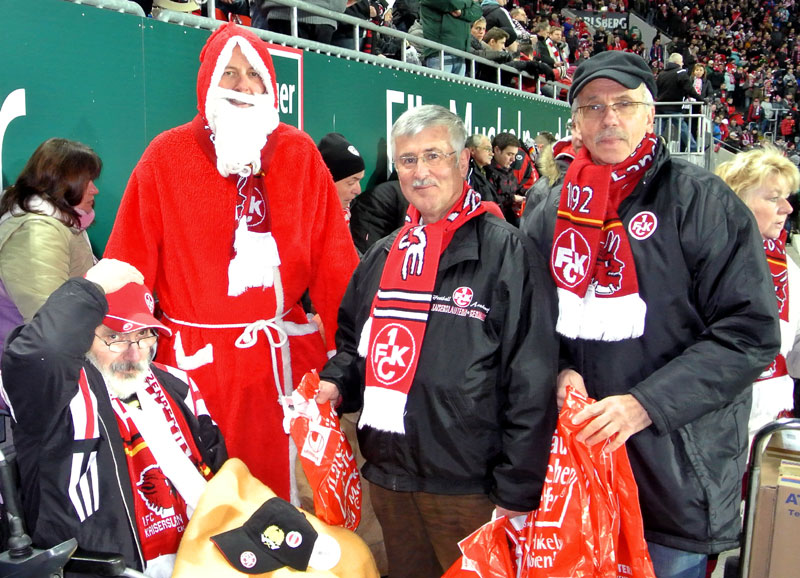  Der Nikolaus verteilte unterstützt von den Fairplay-Mitgliedern Klaus Weckmüller und Rolf Conrad (rechts) die Geschenke.