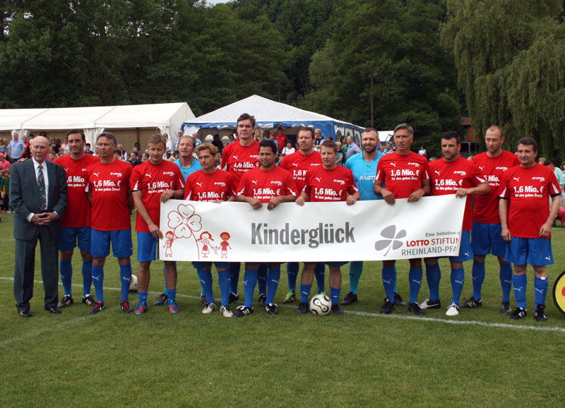 Die “Lotto-Elf” spielt regelmäßig für die Aktion „Kinderglück“. Auf dem Bild fehlen Trainer Hans-Peter Briegel und Wolfgang Overath.