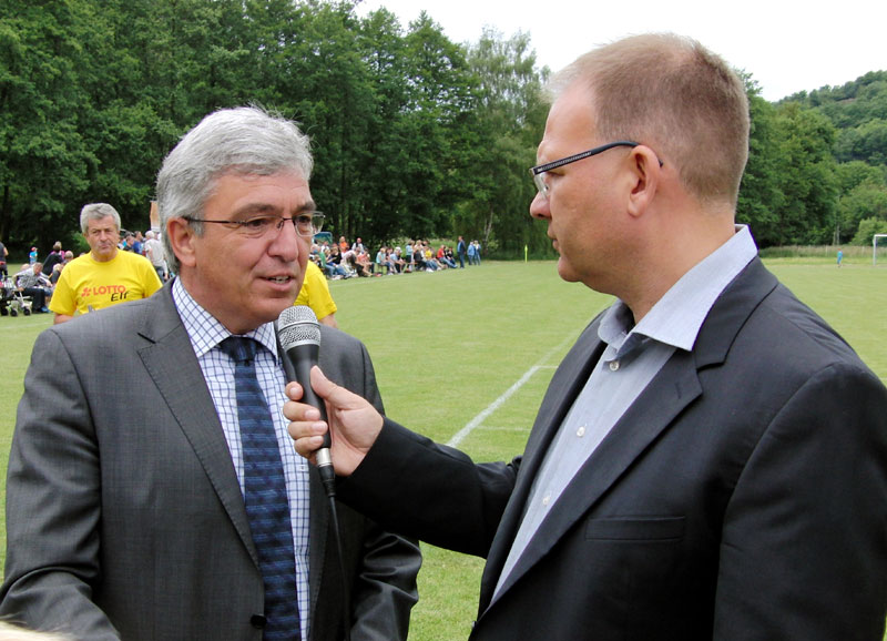  Danach interviewte Stadionsprecher Tom Thaysen den rheinland-pfälzischen Minister Roger Lewentz..