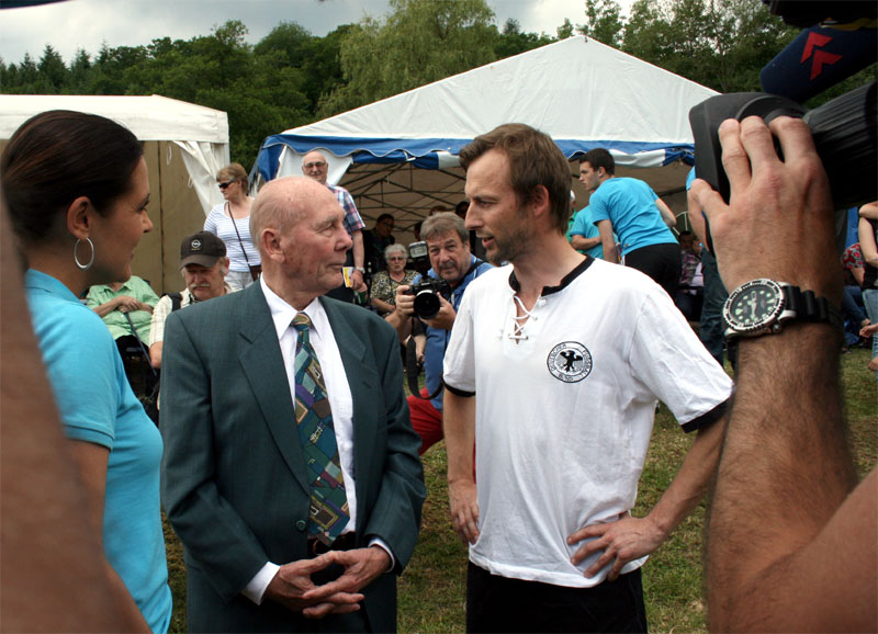 Gefragte Leute – der „doppelte Eckel“. Links der 54er-Weltmeister, rechts sein Pendant aus dem Film Holger Dexne.