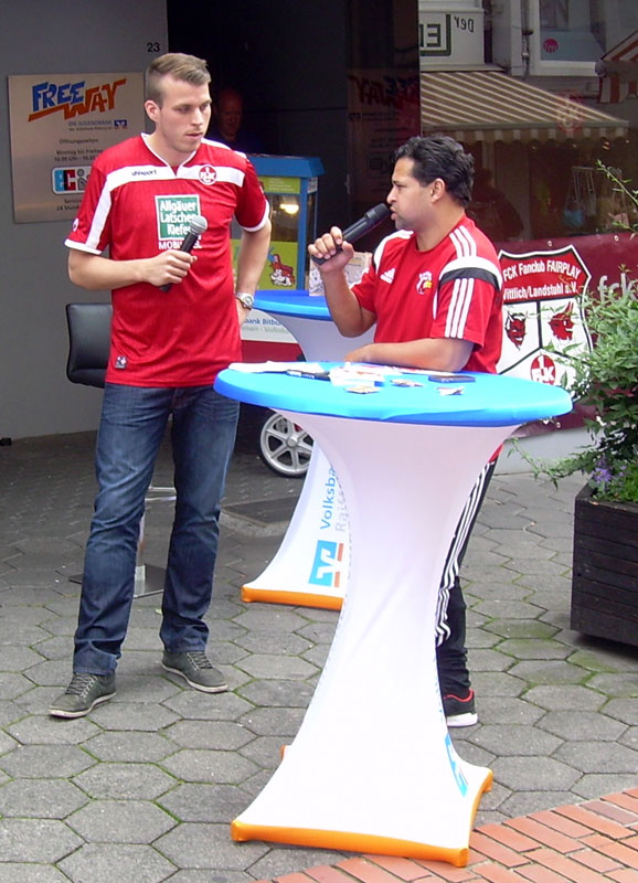  Fabian Beckes interviewte Ratinho vor der Volksbank Bitburg und traf auf einen gut gelaunten Gesprächspartner (Foto: Joachim Högner).