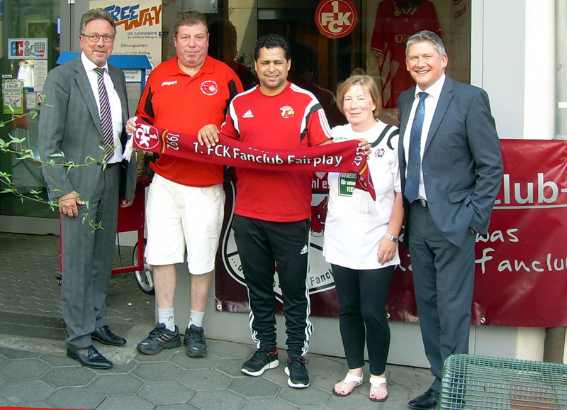  Autogrammstunde mit Ratinho in Bitburg. Dem Fotografen stellten sich von links Prokurist Günter Hegner (Volksbank Bitburg), Joachim Högner („Fairplay“), 1. FCK-Meisterspieler Ratinho, Rosi Cillien („Fairplay“) und Prokurist Christian Pauly (Volksbank Bitburg) zum Erinnerungsbild (Foto: Manuel Spang).