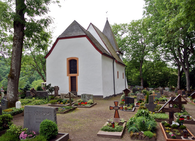 Ein Ziel der Rundreise durch die Vulkaneifel: Die Kapelle am Weinfelder Maar (Totenmaar).