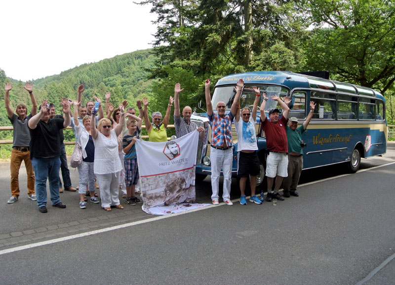 Begeisterte Gewinner am Original-Bus der 54er-Weltmeister-Mannschaft nahe Manderscheid.