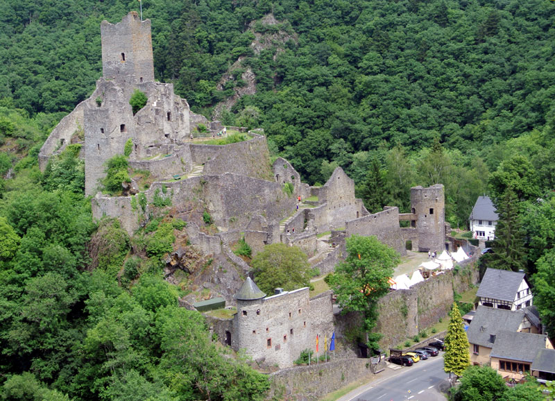  Blick auf die „Niederburg“ bei Manderscheid (Vulkaneifel).