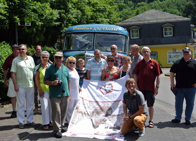  Die Gewinnergruppe ist startklar zur Vulkaneifel-Rundreise im Original-Bus der 54er-Weltmeister-Mannschaft.