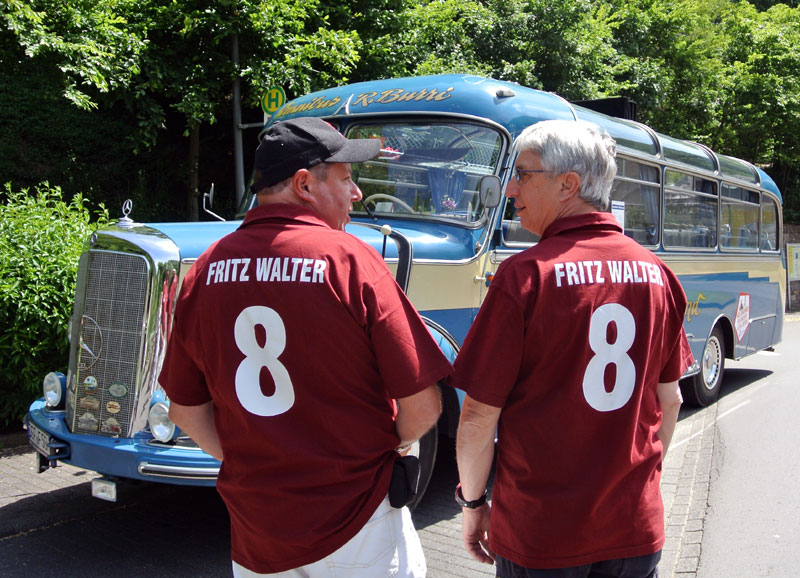 Passendes Outfit am Original-Bus der 54er-Weltmeister-Mannschaft.