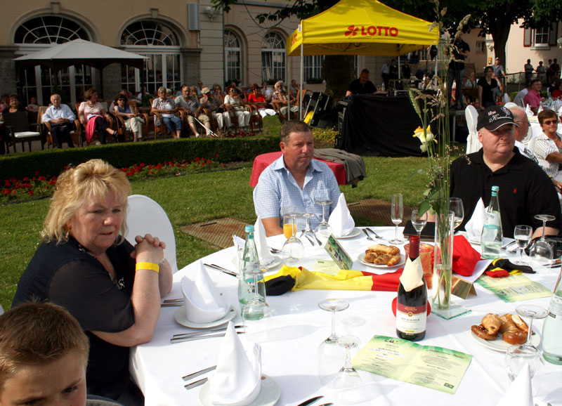 Der Tisch der Fairplay-Mitglieder. Im Hintergrund schauten sich viele Kurgäste das Spektakel im Kurpark an. Sie harrten bereits stundenlang vor Beginn der Veranstaltung auf ihren Plätzen aus, um ja nichts zu versäumen!