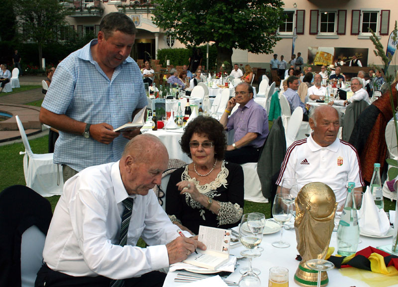  Gerne signierten die beiden WM-Stars von 1954 Fairplay-Mitglied Joachim Högner sein Buch „Das Wunder in Bildern – Bern 1954“.