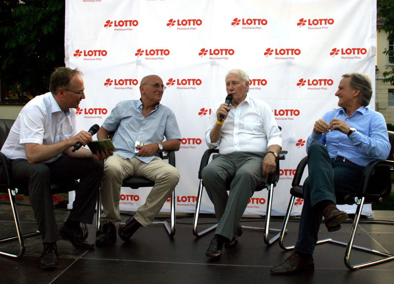 Talkrunde auf der Lotto-Bühne. Von links Moderator Clemens Buch, Wolfgang Kleff, Hans Tillkowski und Wolfgang Overath.