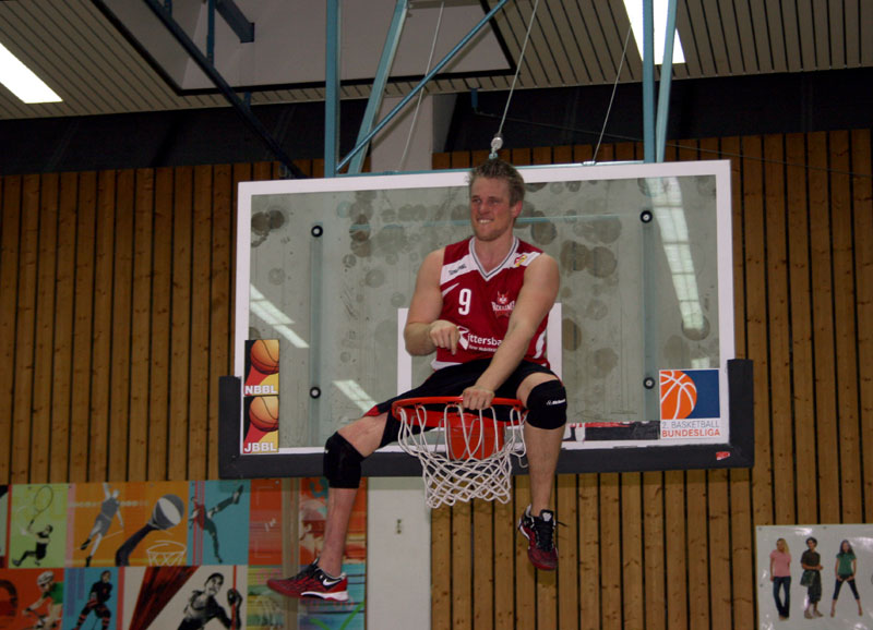  Ausgelassen schnuppert Peter Dries (Shooting Guard) schon mal Höhenluft!