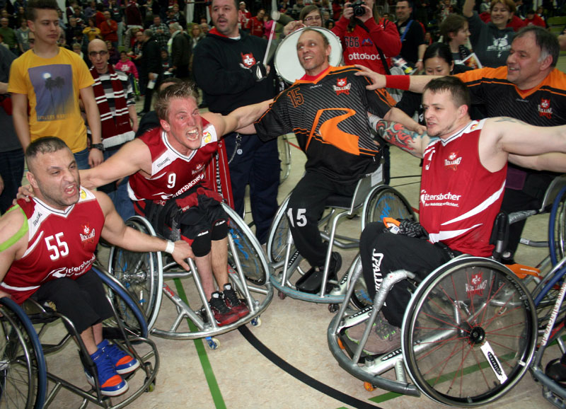  “Jaaaa”! Spontaner Spieler- und Jubelkreis nach dem Abpfiff.