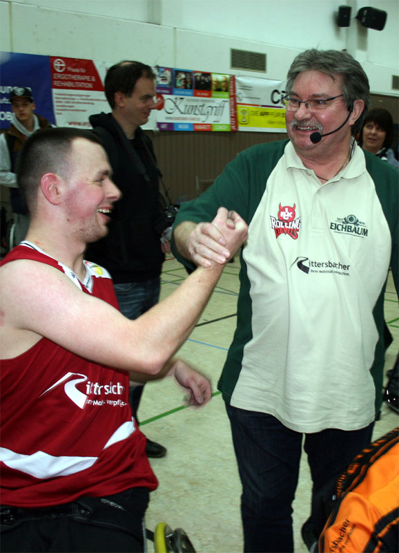  Udo Schuff (2. Vorsitzender der Abteilung & Hallensprecher) gratuliert Mark Beisert (Center) zum großen Erfolg.