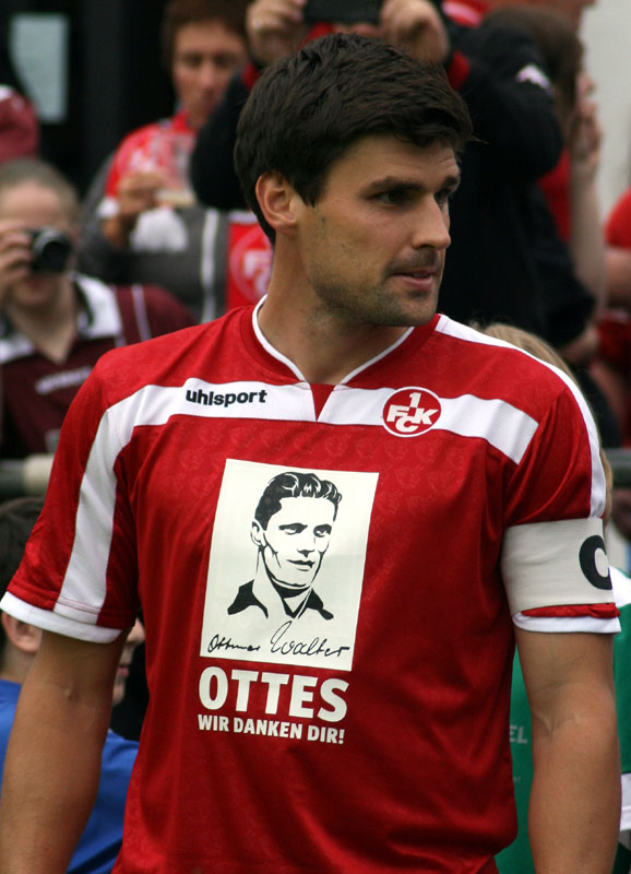  Einer, der sich total mit dem 1. FCK identifizierte: Florian Dick im „Ottmar Walter-Erinnerungs-Trikot.