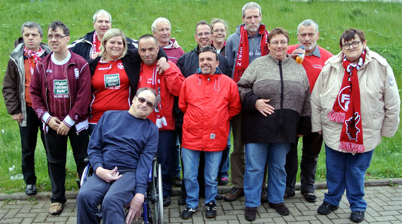 Fairplay-Mitglied Georg Lohwasser (im Rollstuhl) zusammen mit der Gruppe aus dem Wohnheim „St. Martin“ aus Landstuhl.