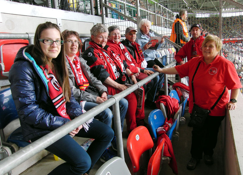  Ein Teil der Fairplay-Gruppe in der „Esprit-Arena“ (Block 132).