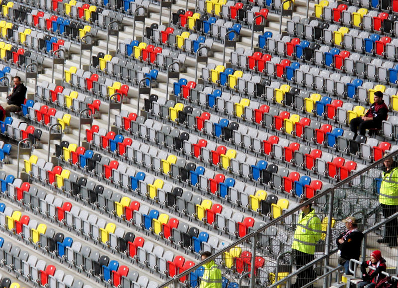  Die bunten Sitzschalen täuschen dem Betrachter auch bei schwachem Besuch ein volles Stadion vor.