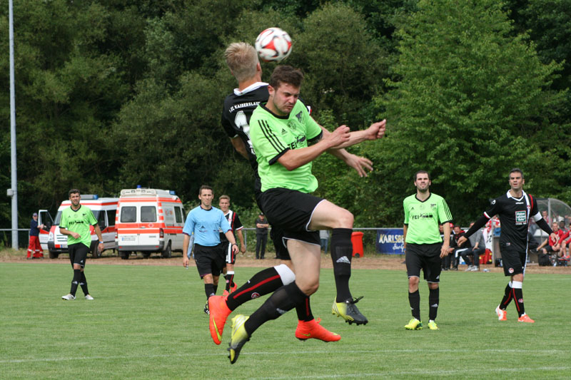  Rassiges Kopfballduell mit Philipp Hofmann.