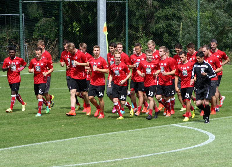 Laufen, laufen laufen – so begann das erste Training für die Spieler des 1. FCK. Was Fußballer ja über alles lieben…!