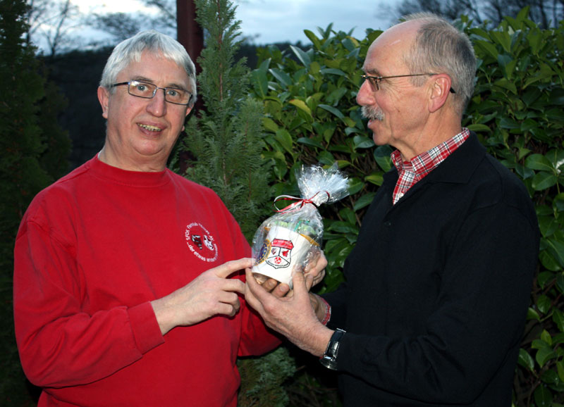 IG-Präsident Rolf Conrad (rechts) bedankte sich bei seinem Fanclub-Freund für die tatkräftige Unterstützung bei der Konzeption des „IG-Kuriers“ (Foto: Bettina Valk-Huber)