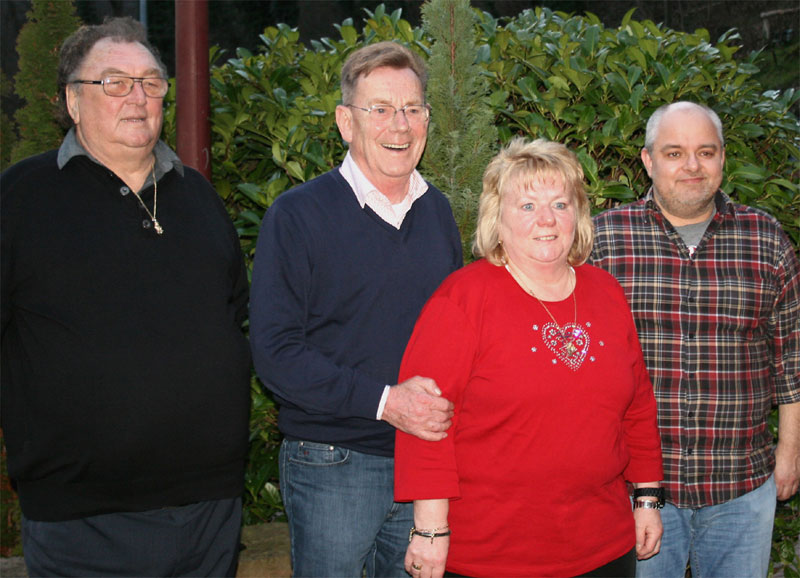 Die beiden Ehrenmitglieder Otto Roth und Norbert Thines gratulierten den Fairplay-Vorstandsmitgliedern Helga Huber und Michael Allspach (v.l.n.r.) zur erneuten Wiederwahl. Auf dem Bild fehlt der Fairplay-Schriftführer und Medienbeauftragte Erich Huber (Foto: Joachim Högner)