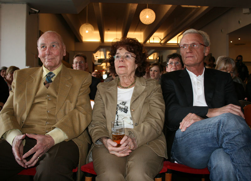  Prominente Gäste im FCK-Museum: Das Ehepaar Eckel und Hans-Peter Briegel (rechts).