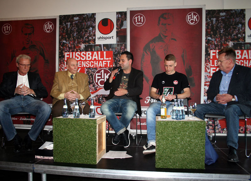  Blick auf das Podium mit allen Beteiligten der Gesprächsrunde: Von links Hans-Peter Briegel, Horst Eckel, Torben Degen, Johannes Hofmann und Norbert Thines.