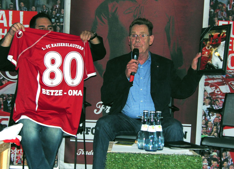  Norbert Thines erinnerte an die am 11. März 2014 verstorbene „Betze Oma“ (Hannelore Czada) und übergab ihr Trikot dem FCK-Museum.